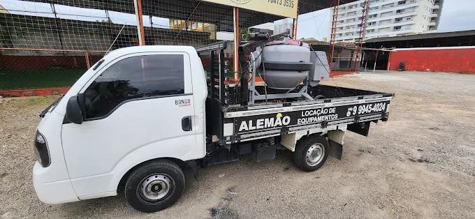 Caminhão próprio da Alemão Locação carregando equipamentos